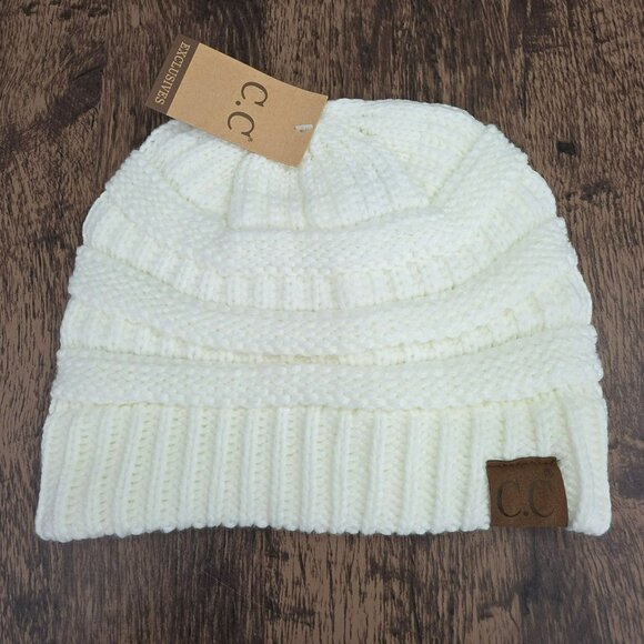 CC Exclusives Beanie Hat Ivory Skully 20A Original Acrylic Outdoor Cozy Warm New - Picture 1 of 10